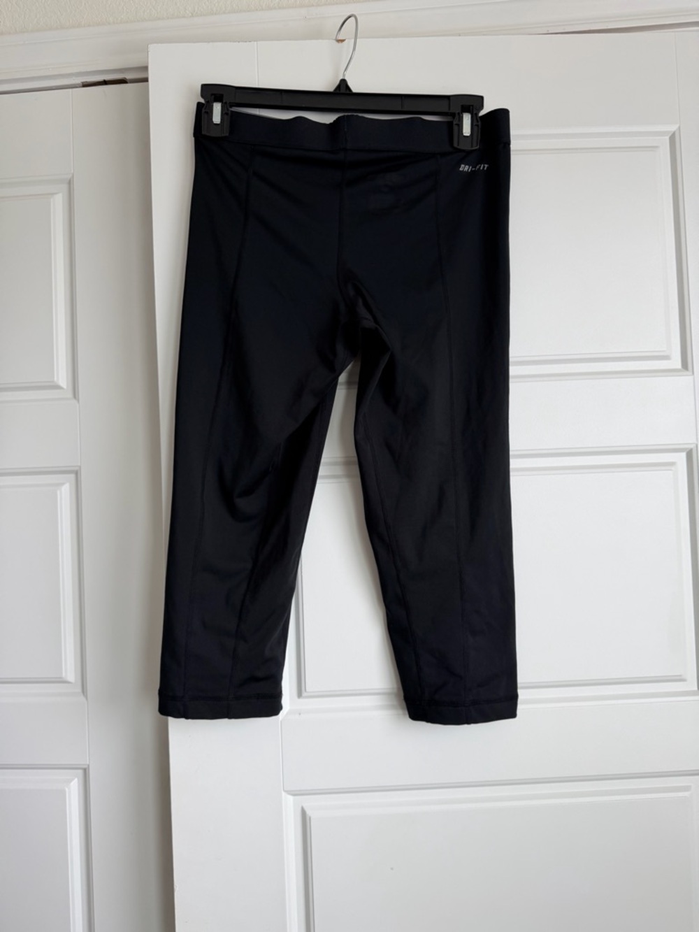 070 - Nike Pro Black Capri Leggings with White Swoosh Sz M - Picture 2 of 3